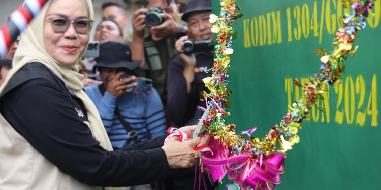 Bupati Merlan S. Uloli saat meresmikan pengerjaan TNI Manunggal Air Bersih secara simbolis di Desa Timbuolo Timur, Kecamatan Botupingge, Rabu (4/12/2024). (Foto Adit/Prokopim)