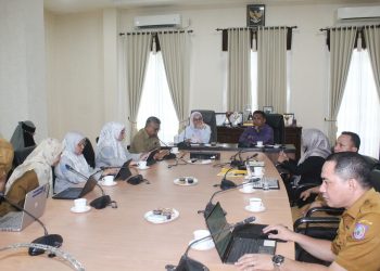 Bupati Merlan S. Uloli saat menerima tim pemuktahiran Gorontalo Satu Data yang dipimpin oleh Kepala Badan Pengembangan Sumber Daya Manusia (BPSDM) Provinsi Gorontalo, Budiyanto Sidiki di Ruang Rapat Bupati, Selasa (3/12/2024). (Foto Yudi/Prokopim)