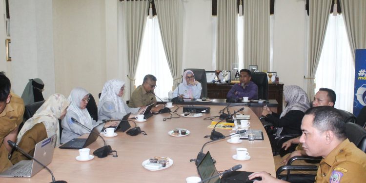 Bupati Merlan S. Uloli saat menerima tim pemuktahiran Gorontalo Satu Data yang dipimpin oleh Kepala Badan Pengembangan Sumber Daya Manusia (BPSDM) Provinsi Gorontalo, Budiyanto Sidiki di Ruang Rapat Bupati, Selasa (3/12/2024). (Foto Yudi/Prokopim)