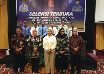 Bupati Merlan S. Uloli didampingi panitia seleksi dan tim assesor saat foto bersama dengan enam pejabat yang mengikuti Seleksi Terbuka Jabatan Pimpinan Tinggi Pratama Sekretaris Daerah di Lingkungan Pemerintah Kabupaten Bone Bolango di Grand Q Hotel Kota Gorontalo, Kamis (5/12/2024). (Foto Indra/Diskominfo)