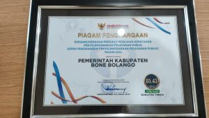 Piagam penghargaan penganugerahan predikat penilaian kepatuhan penyelenggaraan pelayanan publik tahun 2024. (Foto Yudi/Prokopim)