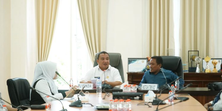 Pj Sekda Bone Bolango, Reflin Buata saat membuka kegiatan Asistensi dan Pendampingan Proyeksi Monev Keterbukaan Informasi Publik tahun 2025 oleh Komisi Informasi Daerah di Ruang Rapat Bupati Bone Bolango, Rabu (18/12/2024). (Foto Onal/Prokopim)