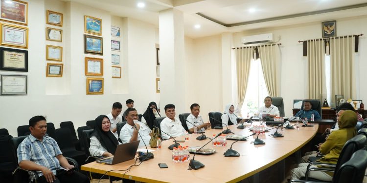 Kegiatan Asistensi dan Pendampingan Proyeksi Monev Keterbukaan Informasi Publik tahun 2025 oleh Komisi Informasi Daerah di Ruang Rapat Bupati Bone Bolango, Rabu (18/12/2024). (Foto Onal/Prokopim)