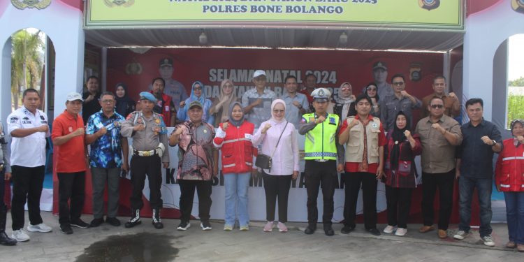 Bupati Merlan S. Uloli didampingi Pj Sekda Bone Bolango, Reflin Buata dan para Pimpinan OPD saat melakukan pemantauan Pos Pengamanan Natal dan Tahun Baru 2025 yang ada di wilayah Bone Bolango, Jumat (27/12/2024). (Foto Yudi/Prokopim)