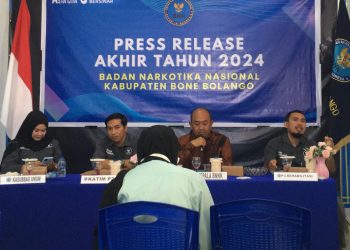 Kepala BNN Kabupaten Bone Bolango, AKBP Erlang Dwi Permata saat melaksanakan kegiatan Press Release Akhir Tahun 2024 di Kantor BNNK Bone Bolango, Jumat (27/12/2024). (Foto Indra/Diskominfo)