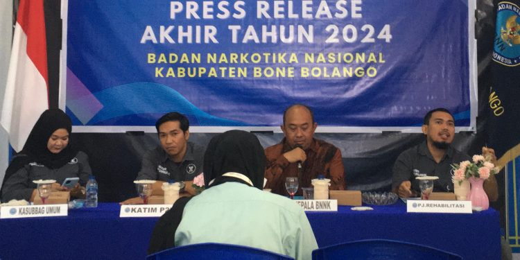 Kepala BNN Kabupaten Bone Bolango, AKBP Erlang Dwi Permata saat melaksanakan kegiatan Press Release Akhir Tahun 2024 di Kantor BNNK Bone Bolango, Jumat (27/12/2024). (Foto Indra/Diskominfo)