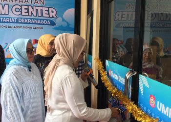 Bupati Merlan S. Uloli saat meresmikan pemanfaatan UMKM Center Bone Bolango di Kecamatan Kabila, Sabtu (28/12/2024). (Foto Indra/Diskominfo)