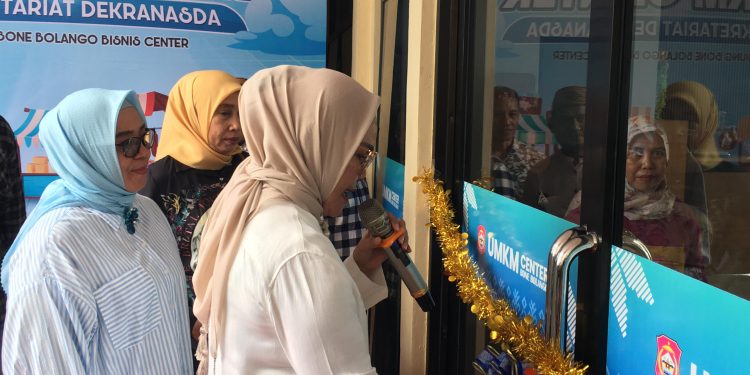 Bupati Merlan S. Uloli saat meresmikan pemanfaatan UMKM Center Bone Bolango di Kecamatan Kabila, Sabtu (28/12/2024). (Foto Indra/Diskominfo)