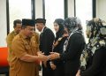 Pj Sekda Bone Bolango, Reflin Buata saat memberikan ucapan selamat kepada pejabat fungsional usai prosesi pelantikan yang dilaksanakan di Mall Pelayanan Publik, Selasa (31/12/2024). (Foto Onal/Prokopim)