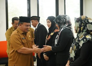 Pj Sekda Bone Bolango, Reflin Buata saat memberikan ucapan selamat kepada pejabat fungsional usai prosesi pelantikan yang dilaksanakan di Mall Pelayanan Publik, Selasa (31/12/2024). (Foto Onal/Prokopim)