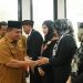 Pj Sekda Bone Bolango, Reflin Buata saat memberikan ucapan selamat kepada pejabat fungsional usai prosesi pelantikan yang dilaksanakan di Mall Pelayanan Publik, Selasa (31/12/2024). (Foto Onal/Prokopim)