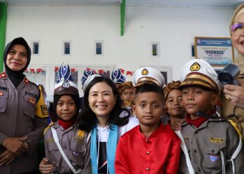 Wakil Menteri Pemberdayaan Perempuan dan Perlindungan Anak (KemenPPPA) Republik Indonesia, Veronica Tan saat melakukan kunjungan kerja di Desa Ayula Selatan, Kecamatan Bulango Selatan, Bone Bolango, Senin (9/12/2024). (Foto Adit/Prokopim)