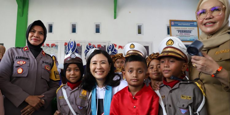 Wakil Menteri Pemberdayaan Perempuan dan Perlindungan Anak (KemenPPPA) Republik Indonesia, Veronica Tan saat melakukan kunjungan kerja di Desa Ayula Selatan, Kecamatan Bulango Selatan, Bone Bolango, Senin (9/12/2024). (Foto Adit/Prokopim)