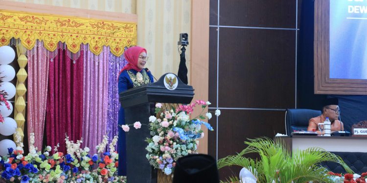 Bupati Merlan S. Uloli saat memberikan sambutan pada Sidang Paripurna DPRD Bone Bolango dalam rangka Peringatan Hari Ulang Tahun Kabupaten Bone Bolango ke-22 tahun 2025 di Auditorium DPRD, Senin (27/1/2025). (Foto Fauzi/Diskominfo)