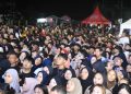 Lautan masyarakat membaur menikmati hiburan, bergoyang menikmati lantunan musik.di Pesta Rakyat Peringatan HUT ke-22 Bone Bolango, Rabu (29/1/2025) malam tadi. (Foto Fauzi/Diskominfo)