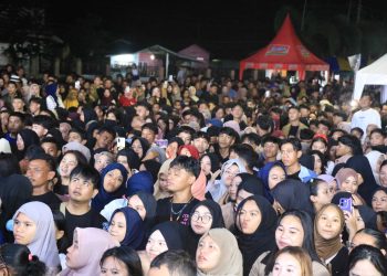 Lautan masyarakat membaur menikmati hiburan, bergoyang menikmati lantunan musik.di Pesta Rakyat Peringatan HUT ke-22 Bone Bolango, Rabu (29/1/2025) malam tadi. (Foto Fauzi/Diskominfo)