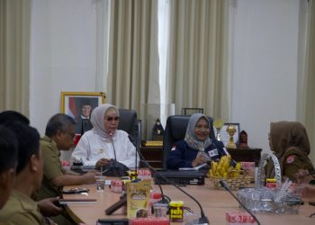 Bupati Merlan S. Uloli saat memimpin rapat pembahasan Agenda Bulan Dana PMI Bone Bolango di Ruang Rapat Bupati, Senin (20/1/2025). (Foto Tsamrotul Fikriyah Yusuf/Magang)