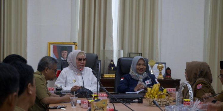 Bupati Merlan S. Uloli saat memimpin rapat pembahasan Agenda Bulan Dana PMI Bone Bolango di Ruang Rapat Bupati, Senin (20/1/2025). (Foto Tsamrotul Fikriyah Yusuf/Magang)