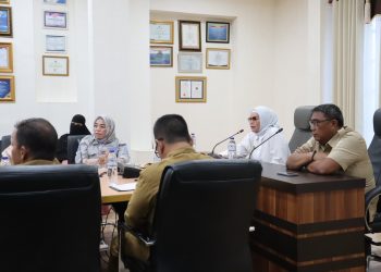 Bupati Merlan S. Uloli didampingi Asisten I Setda Bone Bolango Aznan Nadjamudin saat memimpin rapat Penggunaan Kantor Lembaga Adat Kabupaten Bone Bolango di Ruang Rapat Bupati, Selasa (21/1/2025). (Foto Indra/Diskominfo)