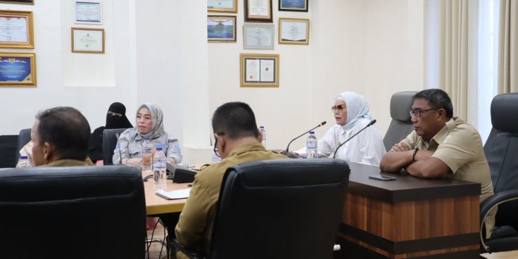 Bupati Merlan S. Uloli didampingi Asisten I Setda Bone Bolango Aznan Nadjamudin saat memimpin rapat Penggunaan Kantor Lembaga Adat Kabupaten Bone Bolango di Ruang Rapat Bupati, Selasa (21/1/2025). (Foto Indra/Diskominfo)
