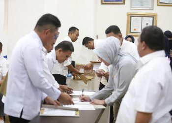 Para asisten, staf ahli, pimpinan OPD hingga camat saat melakukan penandatanganan perjanjian kinerja tahun 2025 di hadapan Bupati Bone Bolango, Merlan S. Uloli di Ruang Rapat Bupati, Rabu (22/1/2025). (Foto Onal/Prokopim)