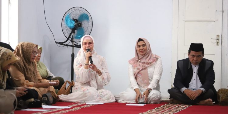 Pemerintah Kabupaten Bone Bolango menggelar zikir dan doa haul Hari Patriotik 23 Januari di Taman Makam Pahlawan Nani Wartabone, Rabu (22/1/2025). (Foto Onal/Prokopim)