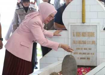 Bupati Merlan S. Uloli saat melakukan tabur bunga di Taman Makam Pahlawan Nani Wartabone pada Peringatan Hari Patriotik ke-83 tingkat Kabupaten Bone Bolango Tahun 2025, Kamis (23/1/2025). (Foto Yudi/Prokopim)