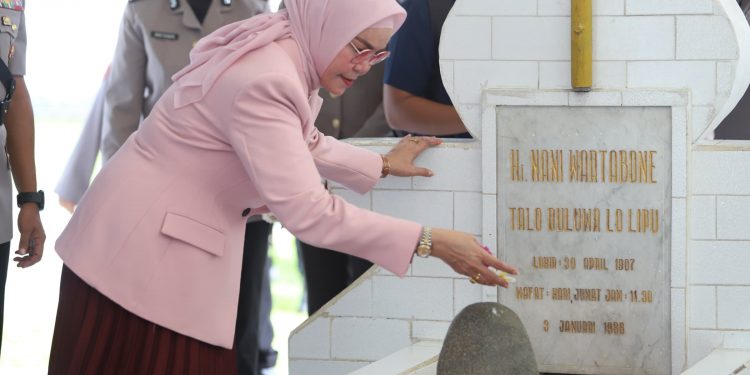 Bupati Merlan S. Uloli saat melakukan tabur bunga di Taman Makam Pahlawan Nani Wartabone pada Peringatan Hari Patriotik ke-83 tingkat Kabupaten Bone Bolango Tahun 2025, Kamis (23/1/2025). (Foto Yudi/Prokopim)