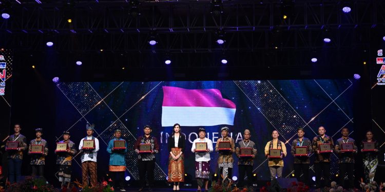 Sukirman Tilahunga yang mewakili komunitas dan pendamping Program Desa Sejahtera Astra di Wisata Hiu Paus Botubarani saat menerima Asean Community Based Tourism Award tahun 2025 di Kota Johor Bahru, Malaysia, Senin (20/1/2025). (Foto Istimewa)