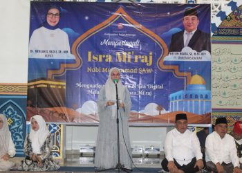 Bupati Merlan S. Uloli saat memberikan sambutan pada Peringatan Isra Miraj Nabi Muhammad SAW 1446 H di Masjid Baitul Haq Islamic Center Bone Bolango, Minggu (26/1/2025) malam tadi. (Foto Yudi/Prokopim)