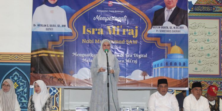 Bupati Merlan S. Uloli saat memberikan sambutan pada Peringatan Isra Miraj Nabi Muhammad SAW 1446 H di Masjid Baitul Haq Islamic Center Bone Bolango, Minggu (26/1/2025) malam tadi. (Foto Yudi/Prokopim)
