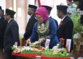 Bupati Merlan S. Uloli saat melakukan pemotongan tumpeng Peringatan Hari Ulang Tahun Kabupaten Bone Bolango ke-22 tahun 2025 di Auditorium DPRD Bone Bolango, Senin (27/1/2025). (Foto Yudi/Prokopim)