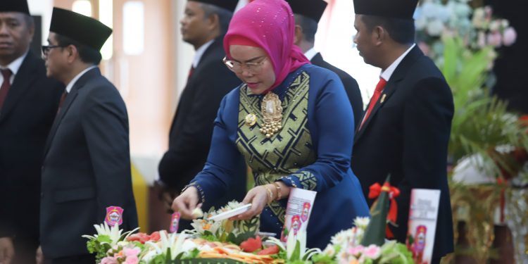 Bupati Merlan S. Uloli saat melakukan pemotongan tumpeng Peringatan Hari Ulang Tahun Kabupaten Bone Bolango ke-22 tahun 2025 di Auditorium DPRD Bone Bolango, Senin (27/1/2025). (Foto Yudi/Prokopim)