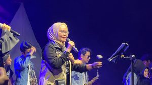 Bupati Merlan S. Uloli saat ikut bernyanyi pada Pesta Rakyat dan Konser Musik Peringatan HUT ke-22 Bone Bolango, Rabu (29/1/2025) malam tadi. (Foto Tsamrotul Fikriyah Yusuf/Magang Diskominfo)