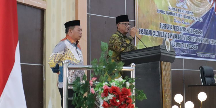 Bupati Bone Bolango Terpilih periode 2025-2030, Ismet Mile saat memberikan sambutan pada Rapat Paripurna DPRD Bone Bolango dalam rangka Pengumuman Usulan Pemberhentian Bupati Bone Bolango. (Foto Sandi/Diskominfo)
