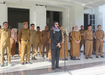 Bupati Merlan S. Uloli saat memimpin Apel Kerja Pemerintah Kabupaten Bone Bolango di Halaman Kantor Bupati, Senin (10/2/2025). (Foto Yudi/Prokopim)