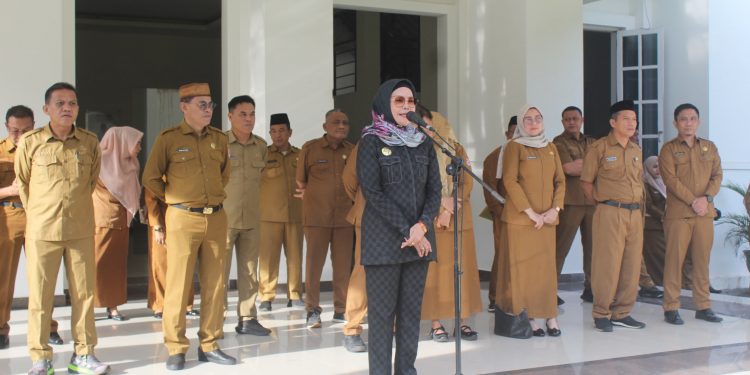 Bupati Merlan S. Uloli saat memimpin Apel Kerja Pemerintah Kabupaten Bone Bolango di Halaman Kantor Bupati, Senin (10/2/2025). (Foto Yudi/Prokopim)