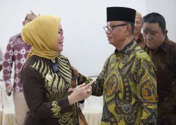 Bupati Merlan S. Uloli saat menyapa Bupati Bone Bolango Terpilih periode 2025-2030, Ismet Mile pada Rapat Paripurna DPRD Bone Bolango dalam rangka Pengumuman Usulan Pemberhentian Bupati Bone Bolango Masa Jabatan Tahun 2021-2025, Senin (10/2/2025). (Foto Yudi/Prokopim)
