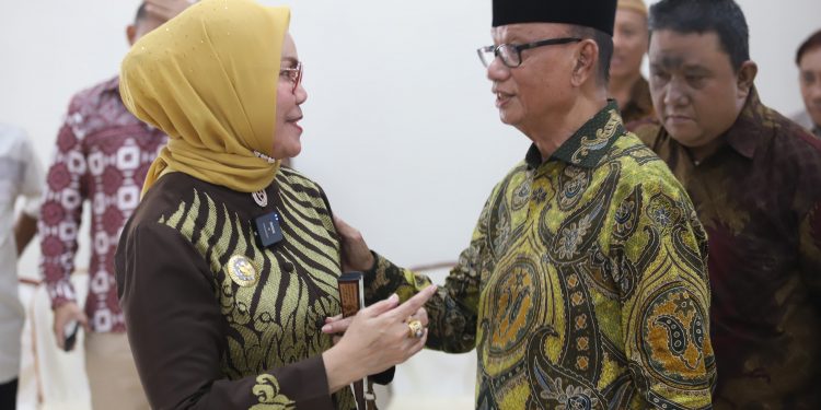 Bupati Merlan S. Uloli saat menyapa Bupati Bone Bolango Terpilih periode 2025-2030, Ismet Mile pada Rapat Paripurna DPRD Bone Bolango dalam rangka Pengumuman Usulan Pemberhentian Bupati Bone Bolango Masa Jabatan Tahun 2021-2025, Senin (10/2/2025). (Foto Yudi/Prokopim)