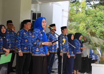 Bupati Merlan S. Uloli saat memberikan sambutan pada Apel Kopri Pemerintah Kabupaten Bone Bolango yang dilaksanakan di Halaman Kantor Bupati, Senin (17/2/2025). (Foto Fauzi/Diskominfo)