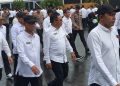 Bupati dan Wakil Bupati Bone Bolango Terpilih periode 2025-2030, Ismet Mile dan Risman Tolingguhu saat berjalan menuju lokasi gladi bersih pelantikan kepala daerah serentak tahun 2025 di Istana Kepresidenan Jakarta, Rabu (19/2/2025). (Foto Istimewa)