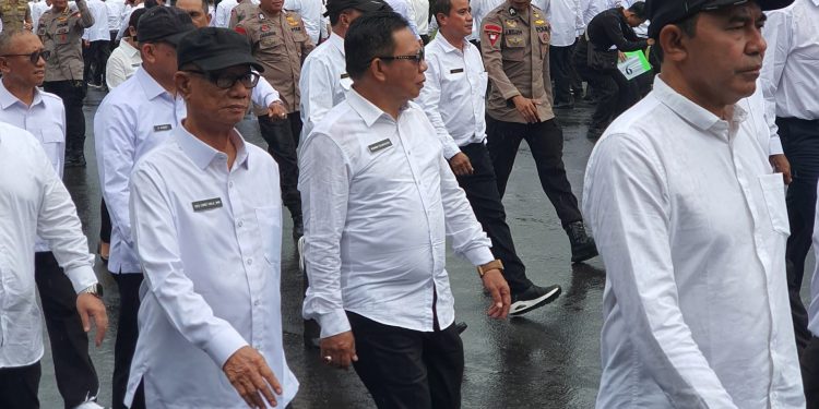 Bupati dan Wakil Bupati Bone Bolango Terpilih periode 2025-2030, Ismet Mile dan Risman Tolingguhu saat berjalan menuju lokasi gladi bersih pelantikan kepala daerah serentak tahun 2025 di Istana Kepresidenan Jakarta, Rabu (19/2/2025). (Foto Istimewa)