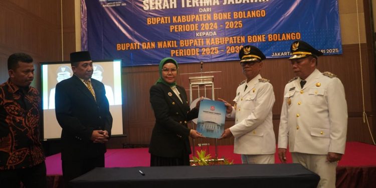 Bupati dan Wakil Bupati Bone Bolango, Ismet Mile - Risman Tolingguhu menjalani prosesi serah terima jabatan dari Bupati sebelumnya, Merlan S. Uloli di The Acacia Hotel Jakarta, Kamis (20/2/2025). (Foto M. Taufik Asnawi/Diskominfo)