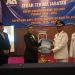 Bupati dan Wakil Bupati Bone Bolango, Ismet Mile - Risman Tolingguhu menjalani prosesi serah terima jabatan dari Bupati sebelumnya, Merlan S. Uloli di The Acacia Hotel Jakarta, Kamis (20/2/2025). (Foto M. Taufik Asnawi/Diskominfo)
