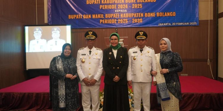 Bupati dan Wakil Bupati Bone Bolango periode 2025-2030, Ismet Mile-Risman Tolingguhu saat foto bersama dengan usai prosesi serah terima jabatan dari Bupati Bone Bolango sebelumnya, Merlan S. Uloli di The Acacia Hotel Jakarta, Kamis (20/2/2025). (Foto M. Taufik Asnawi/Diskominfo)