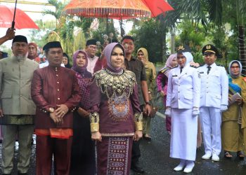 Bupati Bone Bolango periode 2024-2025 saat menjalani prosesi adat Mopotolungo dari Rumah Dinas Bandayo Bupati menuju kediaman pribadinya sekaligus sebagai tahap akhir masa jabatannya, Minggu (23/2/2025). (Foto Fauzi/Diskominfo)