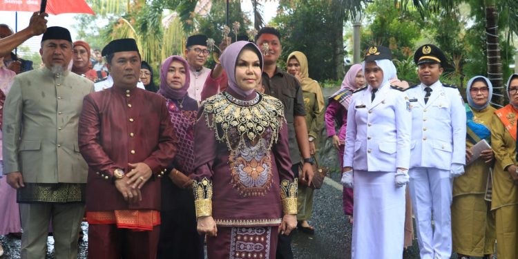 Bupati Bone Bolango periode 2024-2025 saat menjalani prosesi adat Mopotolungo dari Rumah Dinas Bandayo Bupati menuju kediaman pribadinya sekaligus sebagai tahap akhir masa jabatannya, Minggu (23/2/2025). (Foto Fauzi/Diskominfo)