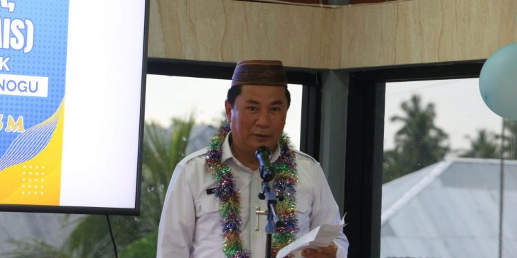 Penjabat Sekda Bone Bolango, Amir Hamzah Hadju saat memberikan sambutan pada Deklarasi Sekolah Ramah Anak, Inklusif dan Sehat se-Kecamatan Suwawa Bersatu yang digelar di Swiss Resto Danau Perintis, Rabu (26/2/2025). (Foto Tsamrotul Fikriyah Yusuf/Magang Diskominfo)