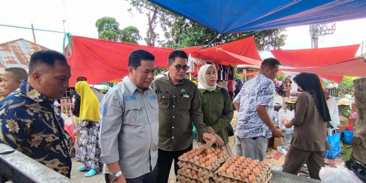 Pj Sekda Bone Bolango, Amir Hamzah Hadju saat melakukan pemantauan terhadap harga sejumlah komoditi di Pasar Jumat, Kecamatan Kabila, Jumat (28/2/2025). (Foto AKP/Diskominfo)