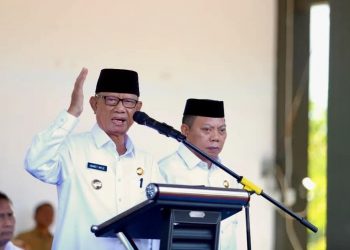 Bupati Ismet Tekankan Disiplin dan Transparansi Saat Pimpin Apel Perdana Bersama Ribuan ASN dan Perangkat Desa
